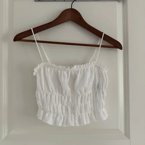 Vit smockad linnetopp från Bershka - Supersöt vit linnetopp från Bershka med smala axelband. 🤍