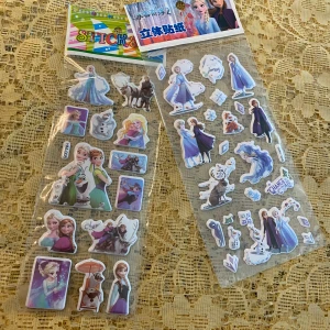 Disney Frost & Prinsessor 3D Klistermärken - Fyra ark med färgglada 3D-klistermärken med motiv från Frost och Disney-prinsessor. Perfekt för pyssel, dekoration eller samling. Klistermärkena är i nyskick och har tydliga, fina detaljer med populära karaktärer som Elsa, Anna, Rapunzel och Ariel.  30kr/2st /bild 