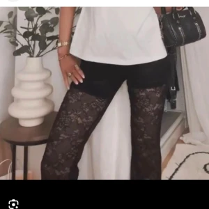 Spetsbyxor - Snygga svarta leggings i transparent spets med blommigt mönster. Byxorna har en tight passform och är perfekta för att skapa en trendig och edgy look. De är stretchiga och sitter skönt på kroppen, vilket gör dem lätta att styla med både oversized skjorta eller t-shirt.