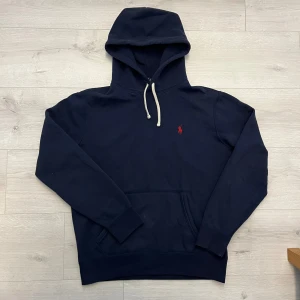 Ralph lauren hoodie  - Hej! Säljer nu en Ralph lauren hoodie i färgen mörkblå//hoodien är i fint sick men har en liten lite flek vid magfickn, men man ser inte den vid användning//tröjan är i strl S och personen på bilden är ca 180cm lång och väger 65-70kg//hör gärna av er vid frågor eller så!🤩