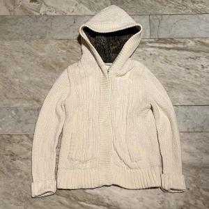 Stickad cardigan med päls  - Skön cardigan som passar perfekt till vintern! St M passar mer som S! Längd 57cm! Bredd 43cm! Mvh Henry 