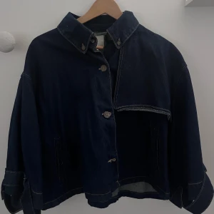 Poncho jacka - Säljer min superfina poncho jacka i jeans materialt! Säljer den för den tyvärr inte kommer till användning för mig!💕