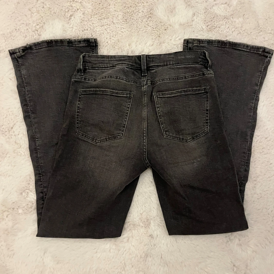 Svarta bootcut jeans från Gina Tricot - 1