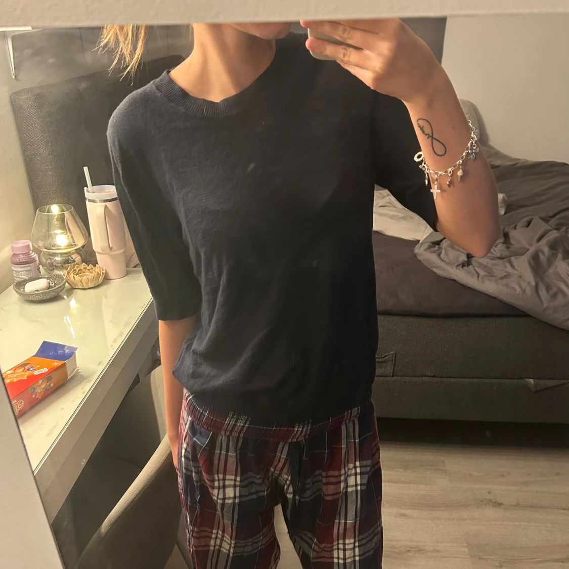 Mörkblå stickad tröja med halvärm