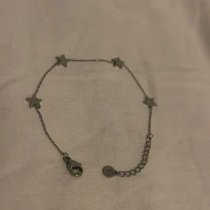 Edblad armband - Superfint armband med stjärnor på ifrån Edblad. Använd några få gånger, inga defekter! :) 