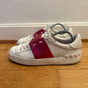 Valentino open sneakers  - Säljer nu dessa fina valentino skor | Fint skick | Storlek 38 | Kommer även med äkthetsbevis | Hör gärna av er vid frågor eller funderingar 
