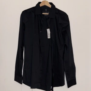 svart skjorta  - Skön svart skjorta kan matcha med andra kläder eller kan ha den som den är. Aldrig använd