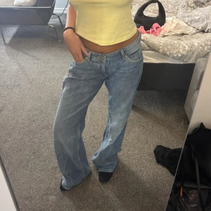 Lågmidjade jeans bershka  - Jättesnygga trendiga jeans ifrån bershka i modellen ”bootcut-jeans med låg midja”🩷Använt ett fåtal gånger så dom är som nya!! Köpt för 400 kr