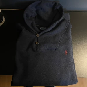 Ralph lauren hoodie  - Säljer denna riktigt snygga pullovern  ifrån Polo Ralph Lauren. Riktigt skön och i bra skick utan nå defekter. Storlek M och passar mig på 182 perfekt! Nypris runt 2500, mitt pris 599. Hör gärna av dig innan köp!