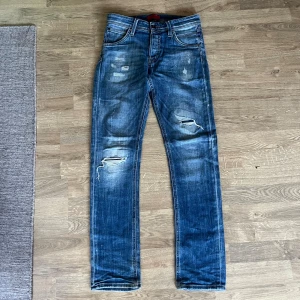 Jack & Jones Jeans - Jeans ifrån Jack n jones med riktigt feta slitningar | storlek W29 L32, fint skick | Modell Slim Glenn