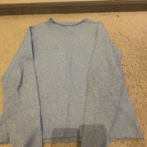Ljusblå stickad tröja Vero Moda - Mysig ljusblå stickad tröja från Vero Moda i storlek S. Tröjan har rund hals, långa ärmar och ribbade muddar vid ärmslut och nederkant. Perfekt för dig som gillar enkel och stilren design med soft vibe. Lite nopprig på sista bilden men jätte fint skick