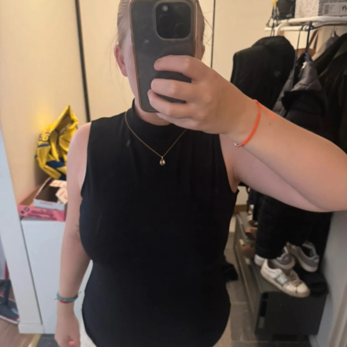 Svart ärmlös polotopp