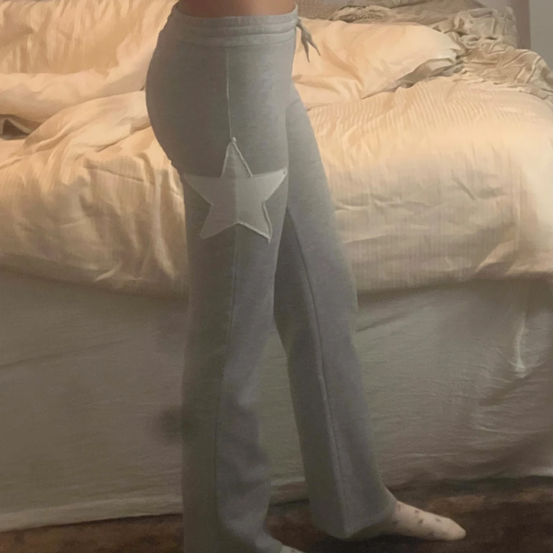 Grå mjukisbyxor med vit stjärna