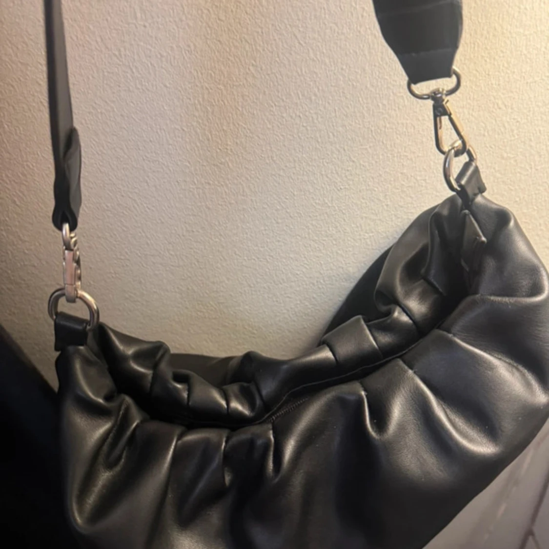 Svart axelväska i skinnimitation - 1