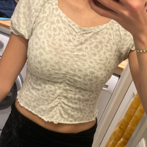 Ljusgrön och vit blommig topp - Söt topp från kappahl med blommigt mönster