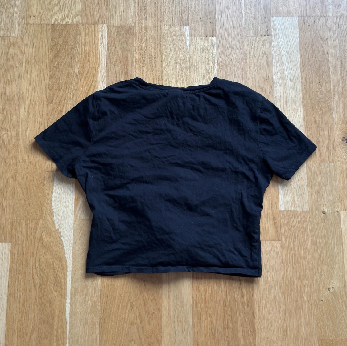 Snygg svart croppad t-shirt från H&M - 1