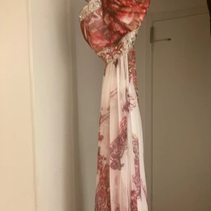 Aftonklänning  - Jättefin klänning vid speciella tillfällen, använt en gång str L ( str 40-44 passar) Köptes för 3800 kr 