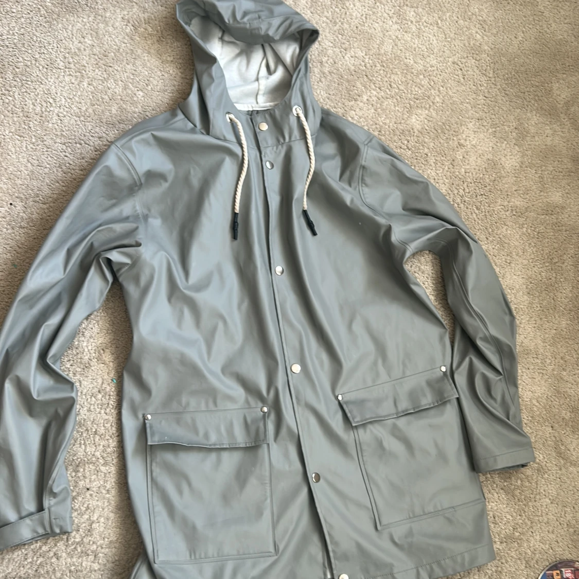 Grå regnjacka med huva från 157