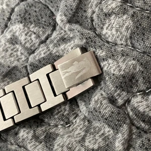 Lacoste Armaband - Säljer en stilren klocklänk från Lacoste i silverfärgat metall . SAMMA DAG DU KÖPER SAMMA DAG JAG FRAKTAR( VILL DU HA BÄTTRE BILDER SKRIV GÄRNA)