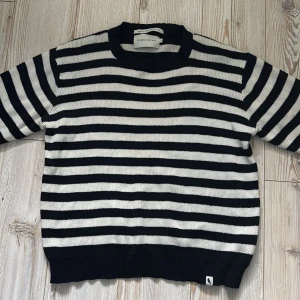 Tröja från Peregrine - Snygg blåvit randig tröja från Peregrine. Säljer då den inte inte längre passar. Bra skick men passformen är förändrad. Har även en fläck på ena armen.