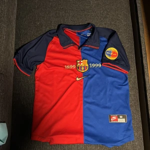 Fc Barcelona tröja - Riktigt snygg retro Barca tröja från säsong 1999 (100 års jubileum) riktigt bra skick. Storlek M