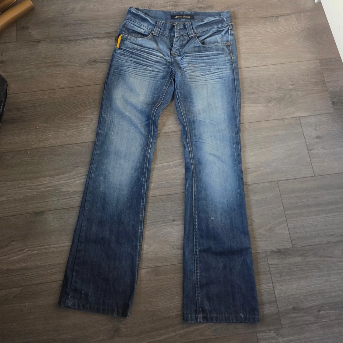 Blå jeans med färgglada detaljer - 1