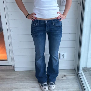 Mörkblå jeans - Mörkblå lågmidjade jeans från 7 for all mankind. Midja: 37x2 cm innerben: 77 cm. Storlek XS, de är stretchiga 