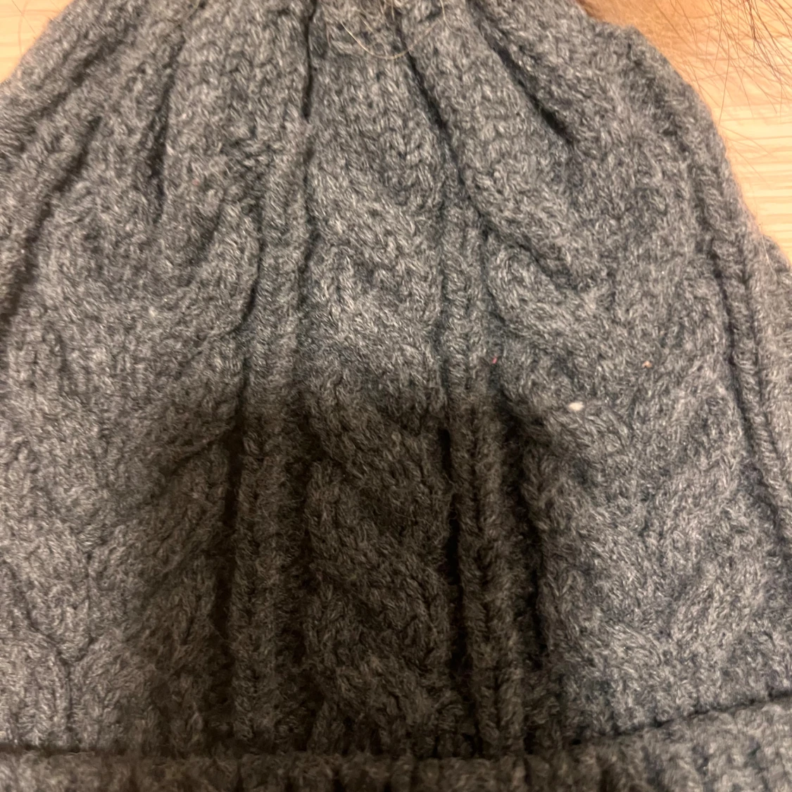  Mörkgrå kabelstickad mössa med pälsboll - 2