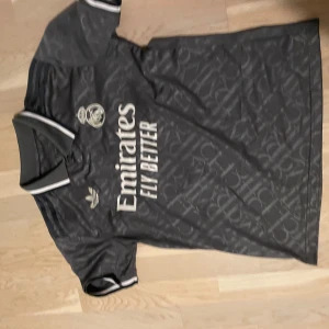 Real Madrid tröja 24-25 - Säljer min real Madrid tröja tredje kit för sesongen med Mbappe på ryggen. Den är i storlek S. Knappt använd 