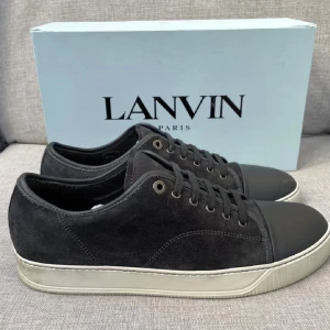 Lanvin skor  - Hej! Säljer nu dessa sjukt snygga lanvin skor. Skorna är i toppskick! Har begränsat antal boxar och dustbag. Hör av dig vid frågor. 