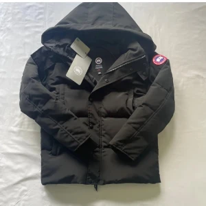 Canada Goose Wyndham Parka – Svart, XS - Säljer nu min Canada Goose Wyndham Parka i svart färg, storlek XS, med päls. Detta är en av de mest populära modellerna från Canada Goose och är perfekt för både vardagsbruk och kalla vinterdagar. Jackan kombinerar stilren design, hög komfort och extrem värmeisolering som gör att den står ut från mängden.  🔹 Modell: Wyndham Parka 🔹 Färg: Svart 🔹 Storlek: XS (passar både herr/dam beroende på kroppsform) 🔹 Päls: 🔹 Skick: den är i nyskick, fint