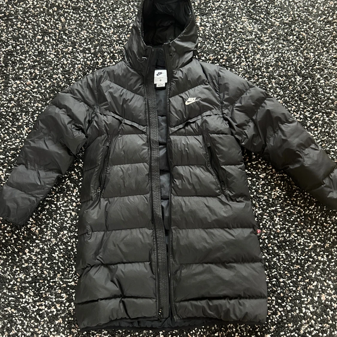 Svart lång dunjacka från Nike - 1