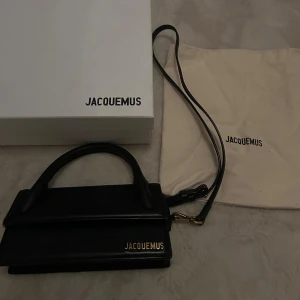 Jacquemus väska ”the long chiquito” - Säljer min fina Jacquemus väska i modellen ”the long chiquito”. Mycket fint skick! Dustbag, kartong och prislapp kommer med.