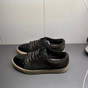 Lanvin skor  - Lanvin skor i storlek 41/Uk7 men passar 42. Skorna är i bra skick.