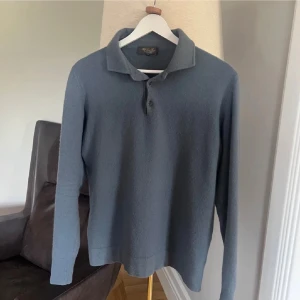 Loro Piana baby cashmere  - Loro Piana baby cashmere långärmad tröja. Väldigt svår att få tag på, nypris runt 18000kr! Wash taggen e lite lös vid ena sidan som syns på den sista bilden men borde gå att fixa, annors en väldigt snygg tröja!