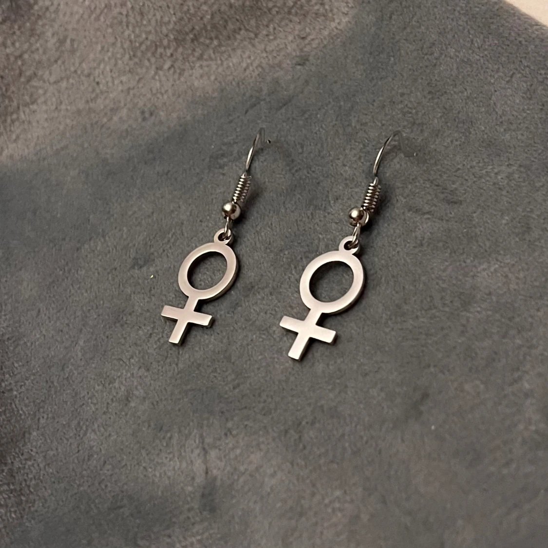 Feminist örhängen silver imitation kvinnosymbolen - 3