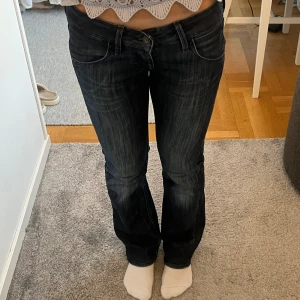 Lee jeans  - Lågmidjade utsvängda jeans från Lee! Storlek W27 L31. Passar XS-S. Jag är 1,65 för referens. Lite slitna nertill (se bild 5), men inget man tänker på! 