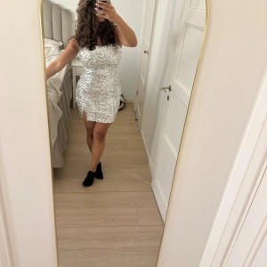 Glitter klänning  - Silver glitter klänning från Nelly  Klänningen är i storlek M och sitter så fint på kroppen, den har även ett silikonband som gör att klänningen inte åker ner!!😍  OBS SÄLJER SAMMA KLÄNNING I SVART KOLLA BLAND INLÄGGEN❤️❤️❤️  Finns tillgänglig i Skövde Borås & Värnamo om ni vill slippa frakten🥰❤️