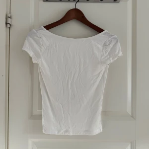 Vit croppad topp från Gina Tricot - Säljer en vit croppad topp från Gina Tricot i storlek S. Öppen rygg 🤍