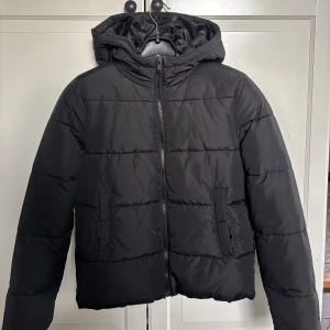Svart jacka xs - Svart jacka från Pieces med huva och dragkedja framtill. Mer bilder kan skickas!