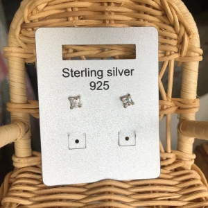 Fyrkantig sten silverörhängen  - Snygga örhängen i äkta sterling silver 925 med fyrkantigt slipad glittrande sten. 4mm. Perfekta för dig som gillar diskreta smycken. Passar till alla tillfällen och är lätta att matcha med andra accessoarer.
