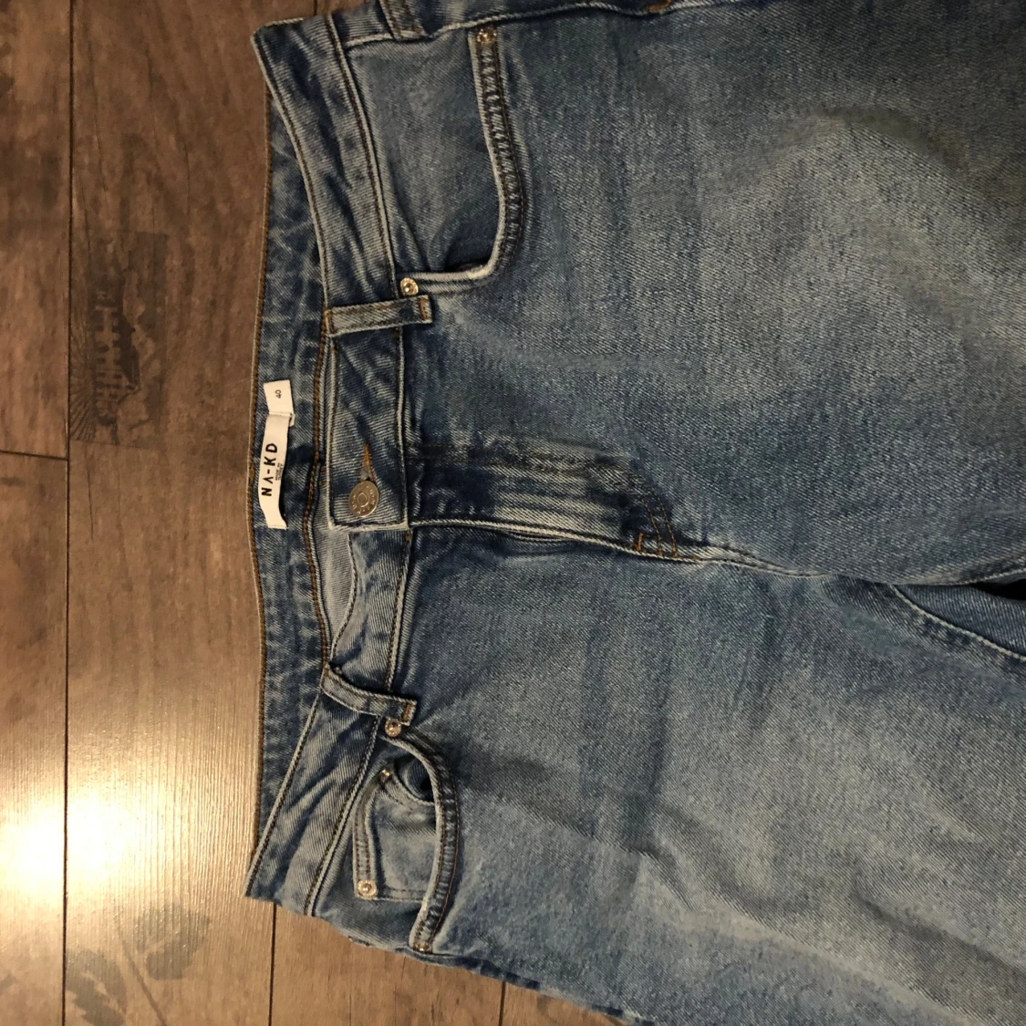 Blå jeans från NA-KD med råa kanter - 2