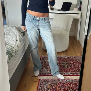 WEEKDAY JEANS  - Säljer världens snyggaste weekday jeans. Sitter så bra och har en straight fit med lågmidja. 