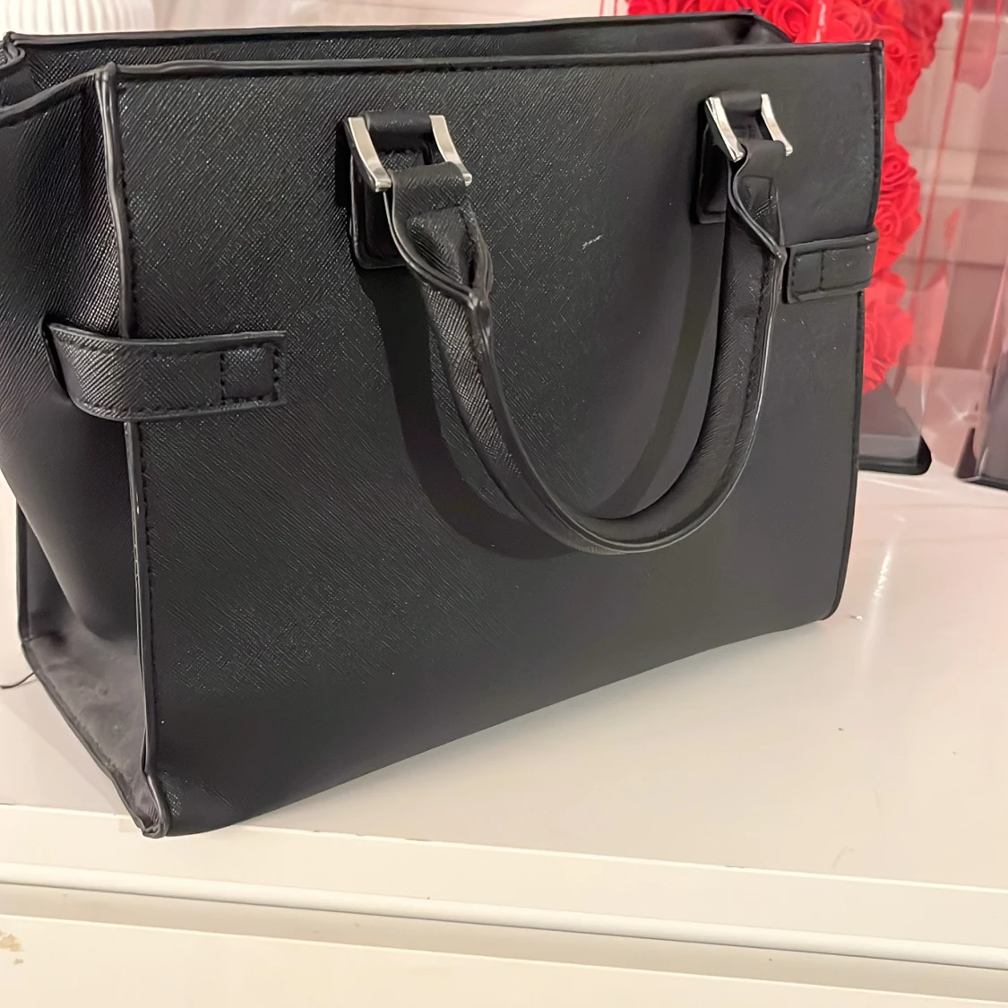 Svart handväska med rosett-detalj - 1