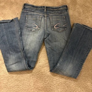 Bootcut jeans  - Så snygga vintage jeans skulle säga att de passar någon som är runt 160 eller kortare💞