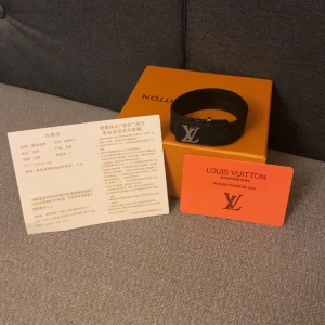 Armband - monogram - armband i klassisk design. Perfekt accessoar som lyfter vilken outfit som helst – både elegant och tidlöst. Använt varsamt och i mycket bra skick, inga skador eller märken.  🎨 Färg: svart med monogram 📦 Originalförpackning: ja/typ 📏 Storlek: En storlek  💸 Pris kan diskuteras 