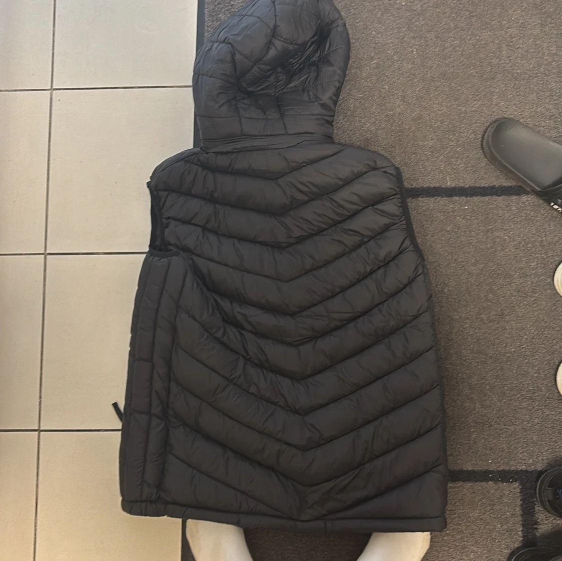 Svart dunväst från Moncler med huva - 1