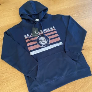 Saint Laurent hoodie S - Saint Laurent hoodie – navy blue 👕 Storlek M, men sitter som s (ganska liten i storlek) 📏 Helt oanvänd ✨ Köpt från leverantör.                                                              Bara att skriva vid funderingar 
