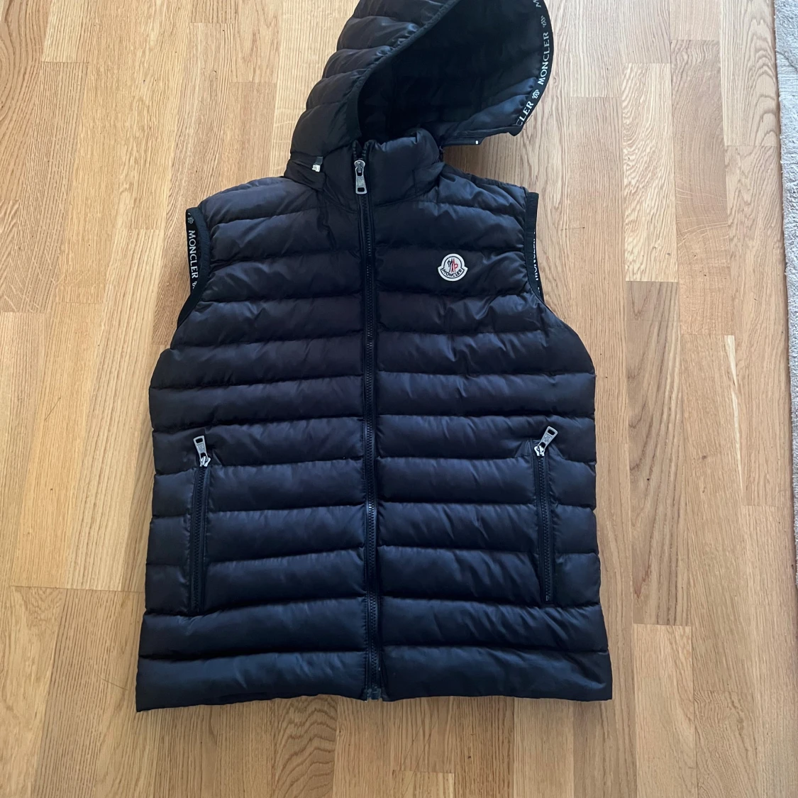 Svart väst från Moncler med luva