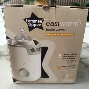 Easiwarm Bottle Warmer - Tommee Tippee Easiwarm flaskvärmare värmer flaskor snabbt och säkert på bara 4 minuter. Enkel att använda med vridreglage, BPA-fri och i mycket fint skick. Perfekt för småbarnsföräldrar som vill ha smidig matning.